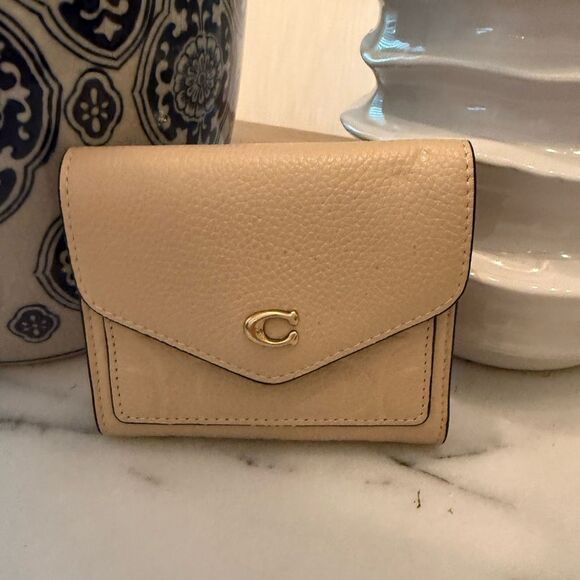 NWOT COACH Embossed Signature Leather Wyn Small Wallet - Picture 2 of 6
